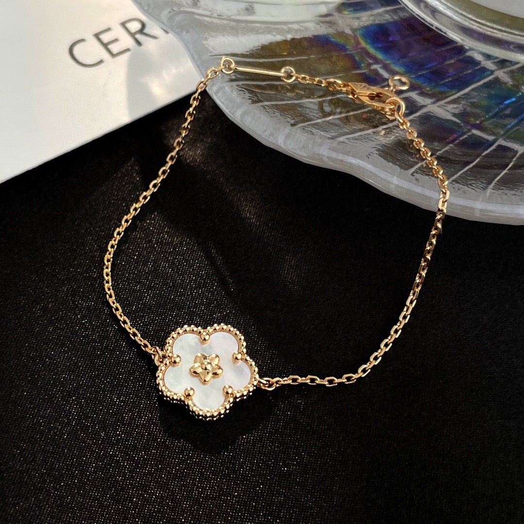 [OAK JURI]LUCKY WHITE MOP PLUM BLOSSOM  BRACELET