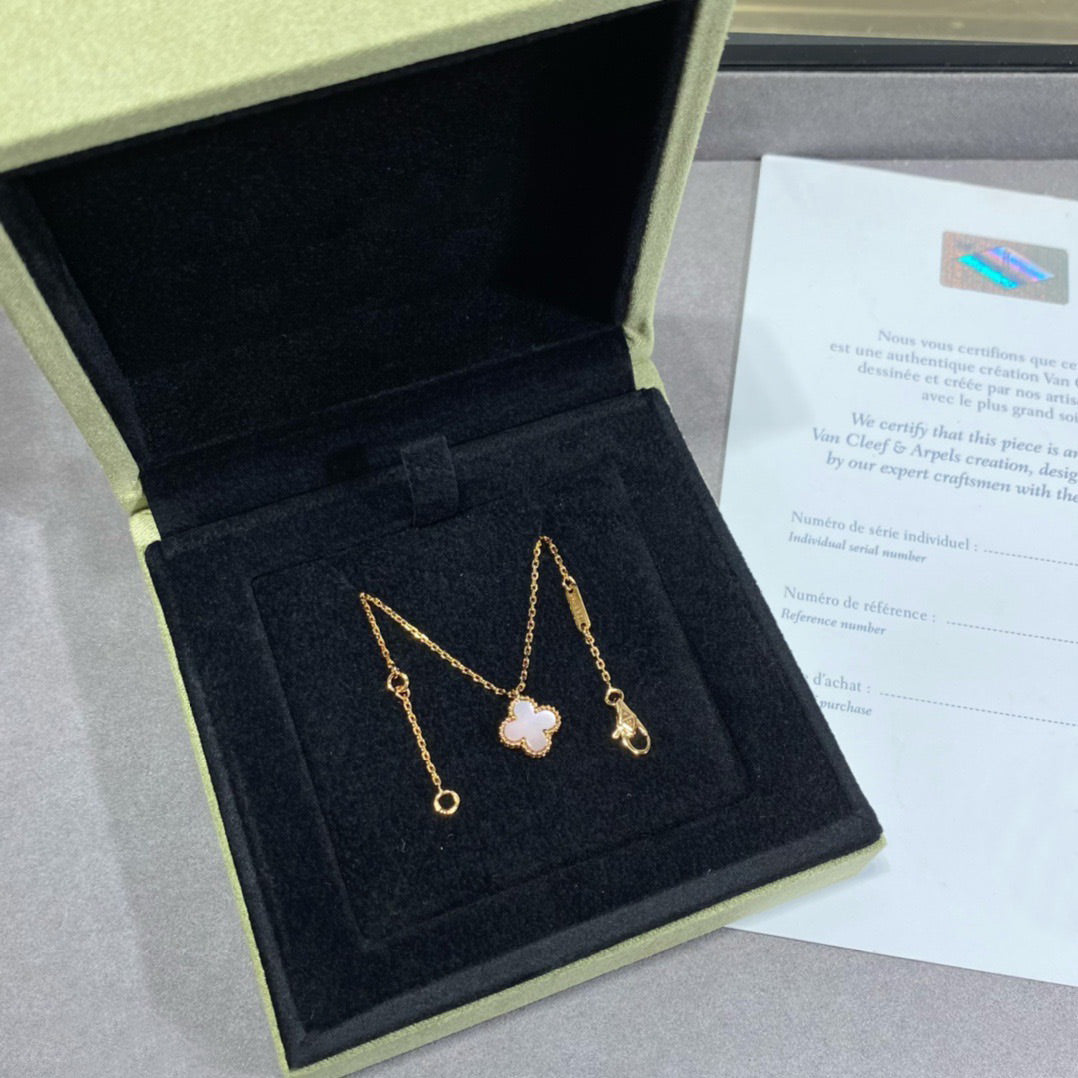 [OAK JURI]CLOVER 9.5MM PINK MOTHER OF PEARL SINGLE FLOWER NECKLACE