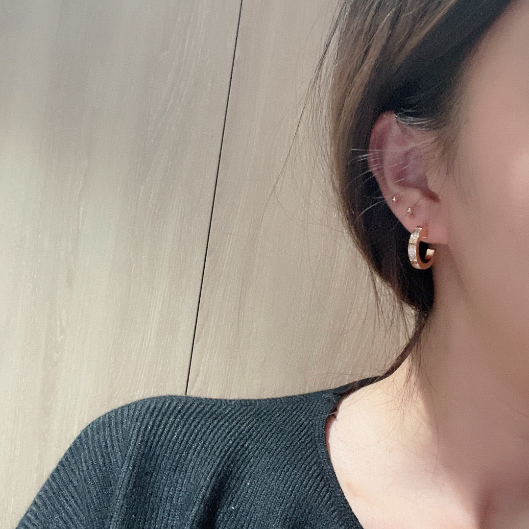 [OAK JURI]LOVE 5.5MM DIAMOND PAVED EARRINGS