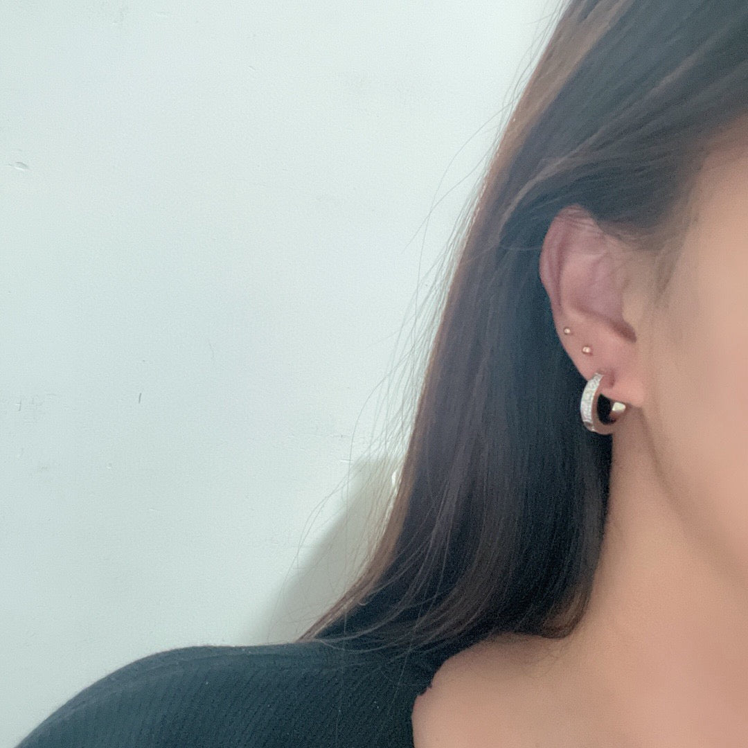 [OAK JURI]LOVE 5.5MM DIAMOND PAVED EARRINGS