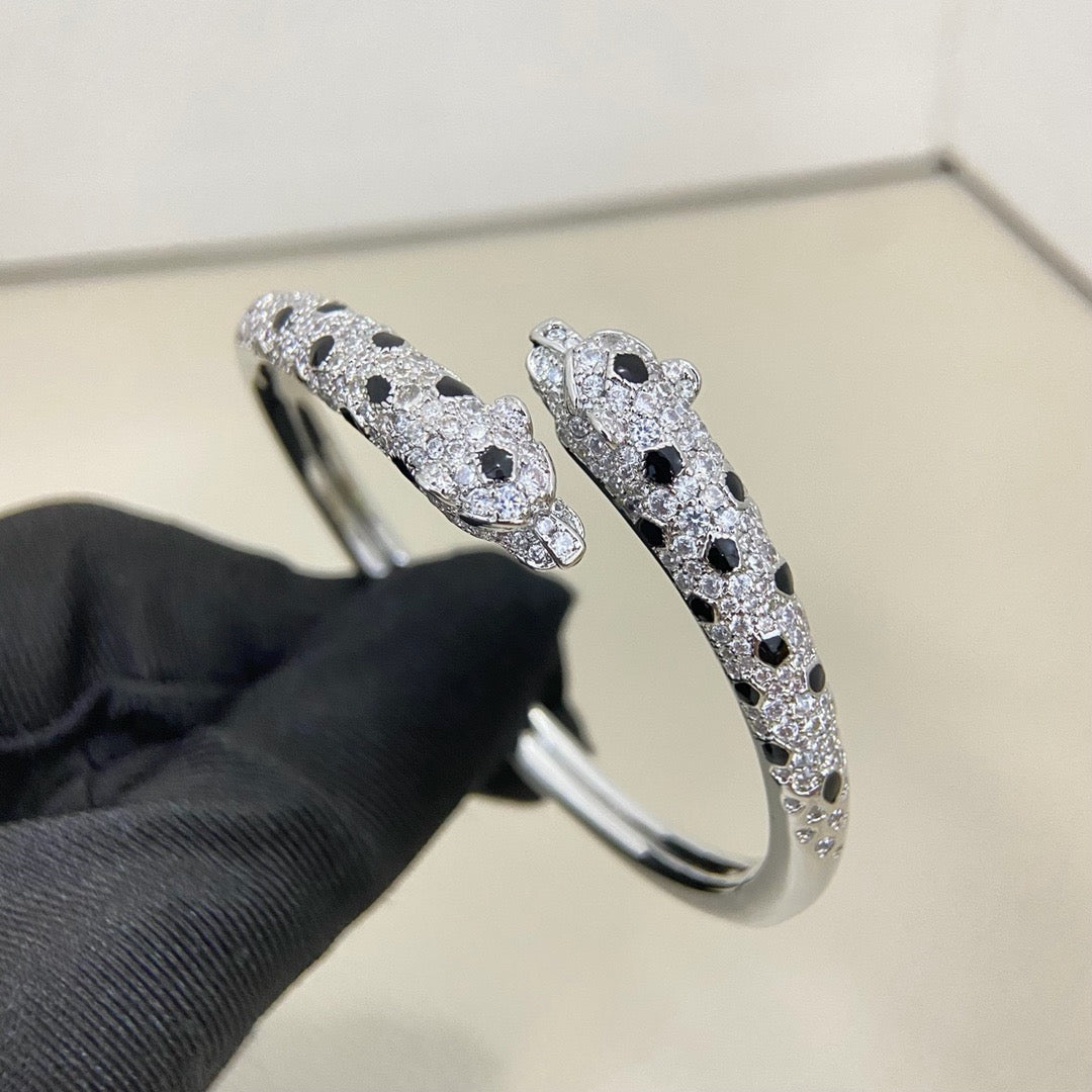 [OAK JURI]PANTHERE DOUBLE HEADED HALF DIAMOND OPEN BRACELET
