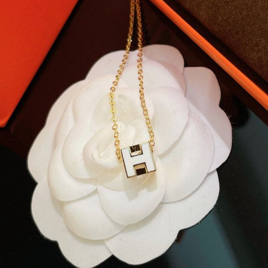[OAK JURI]H WHITE SQUARE GOLD NECKLACE