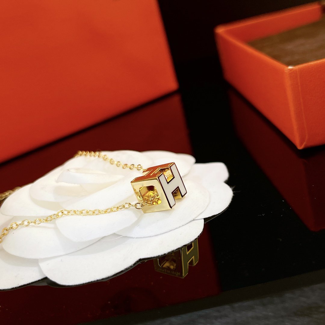 [OAK JURI]H WHITE SQUARE GOLD NECKLACE