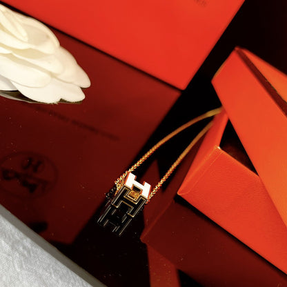 [OAK JURI]H WHITE SQUARE GOLD NECKLACE