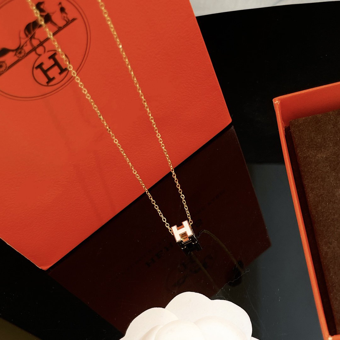 [OAK JURI]H WHITE SQUARE GOLD NECKLACE