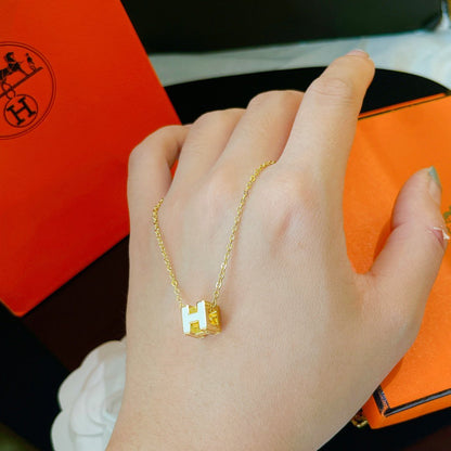 [OAK JURI]H WHITE SQUARE GOLD NECKLACE