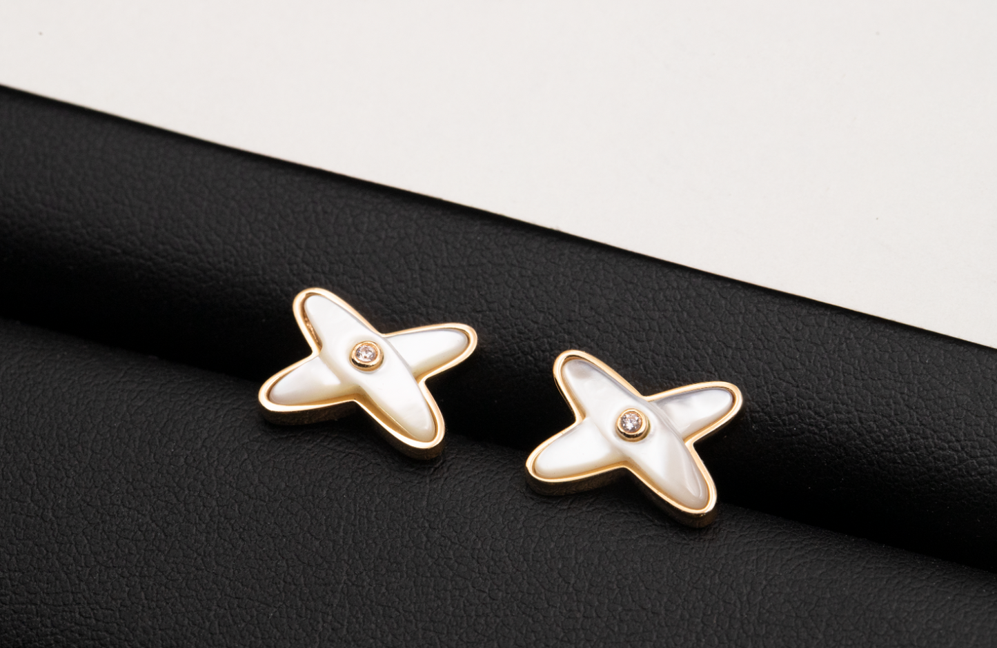 [OAK JURI]JEUX DE WHITE MOP PINK GOLD DIAMOND EARRINGS