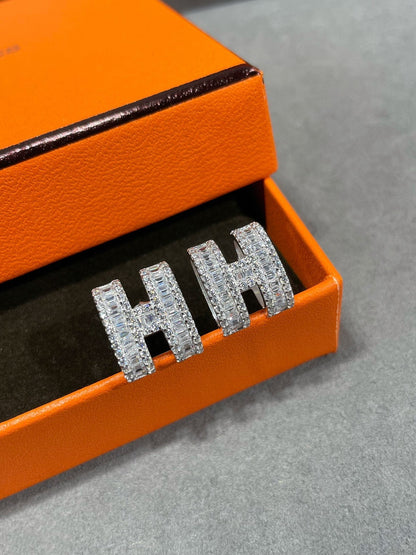 [OAK JURI]H STUD EARRINGS WITH SILVER DIAMONDS