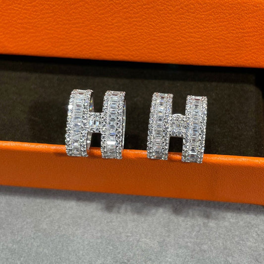 [OAK JURI]H STUD EARRINGS WITH SILVER DIAMONDS
