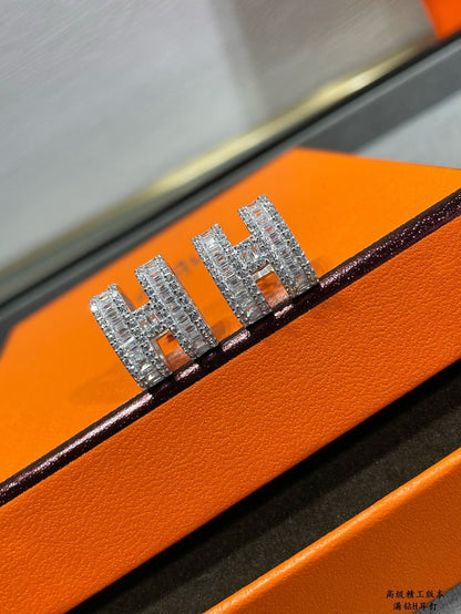 [OAK JURI]H STUD EARRINGS WITH SILVER DIAMONDS