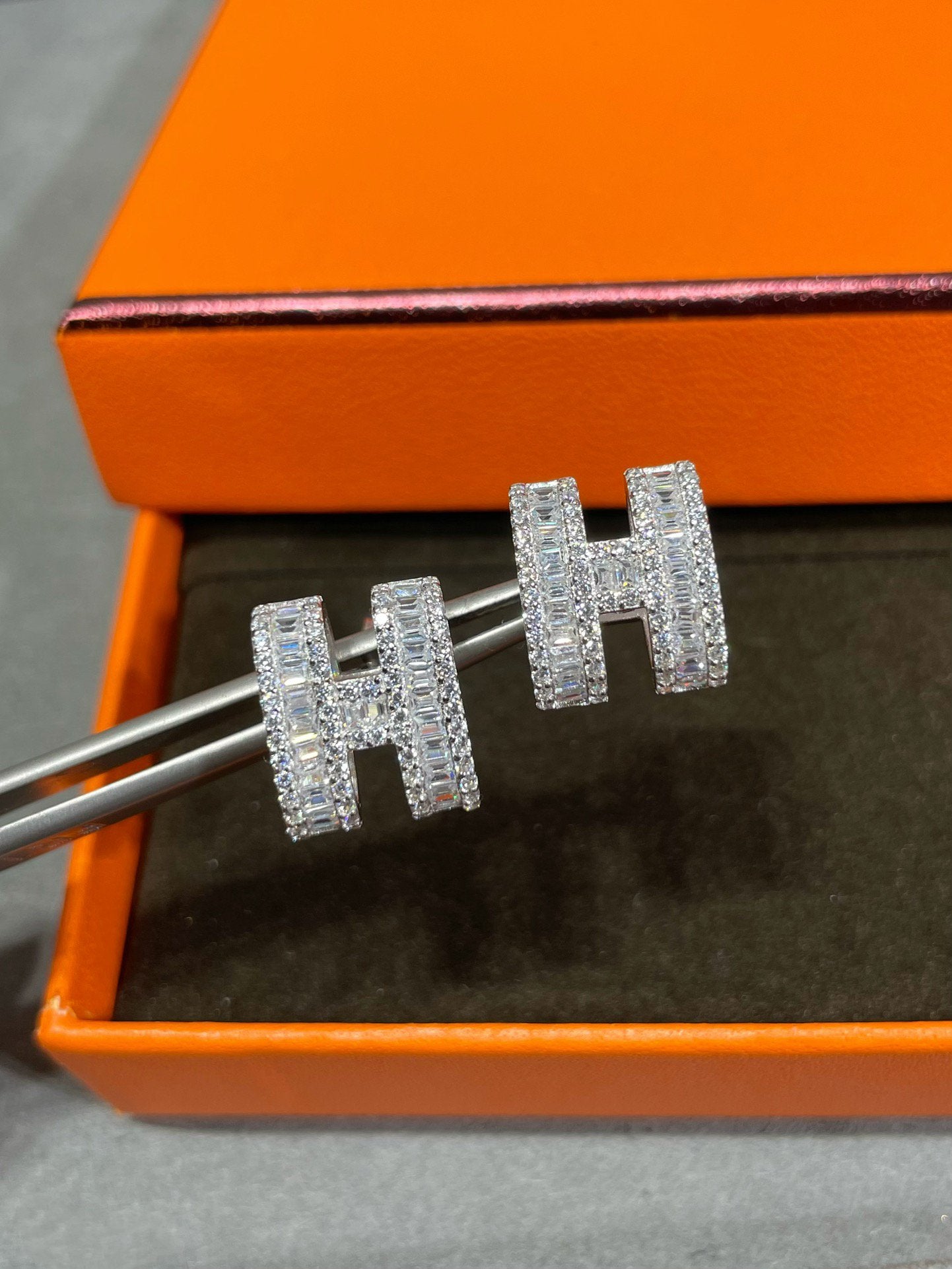 [OAK JURI]H STUD EARRINGS WITH SILVER DIAMONDS