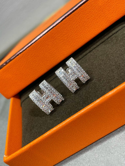 [OAK JURI]H STUD EARRINGS WITH SILVER DIAMONDS