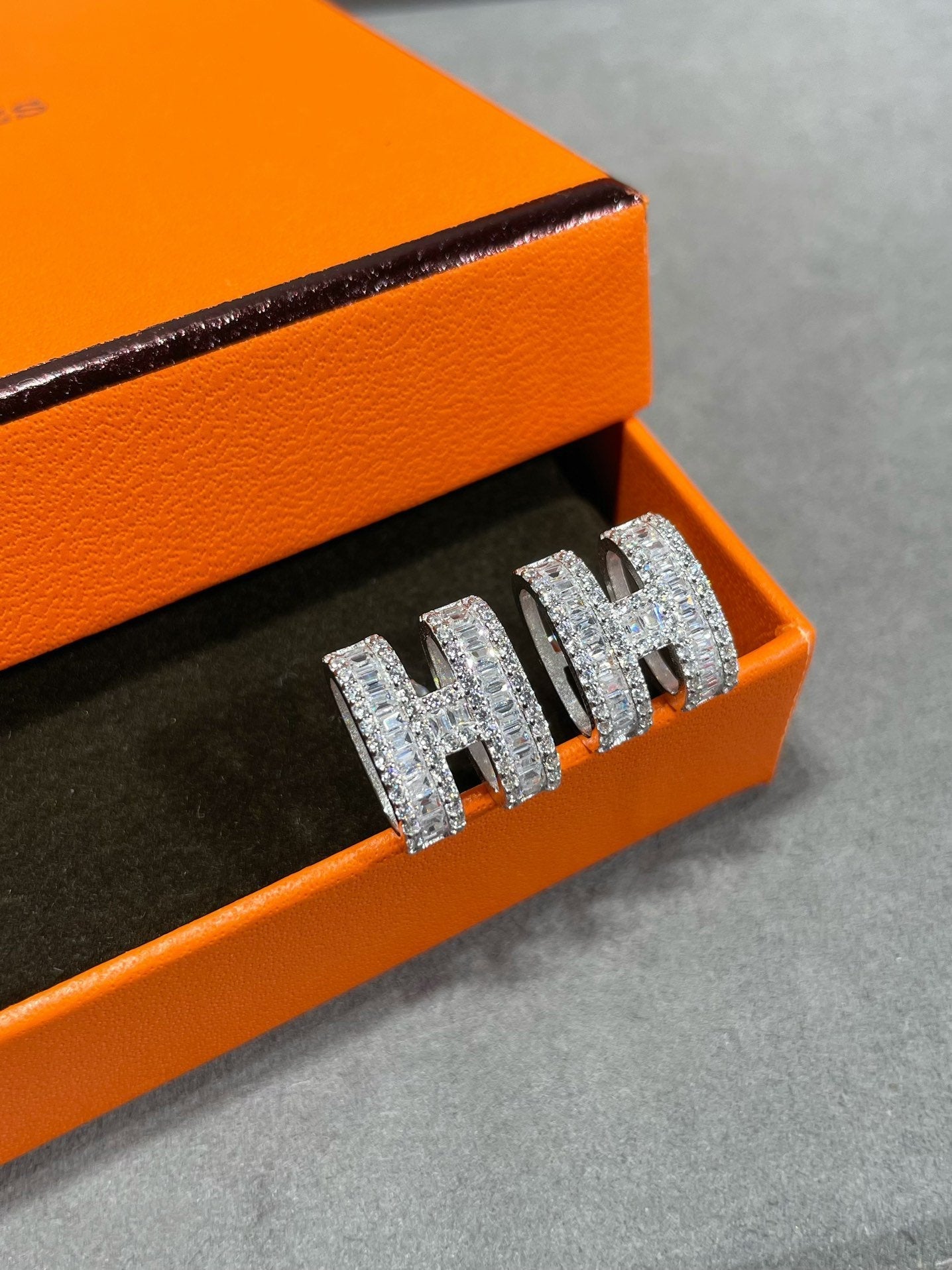 [OAK JURI]H STUD EARRINGS WITH SILVER DIAMONDS