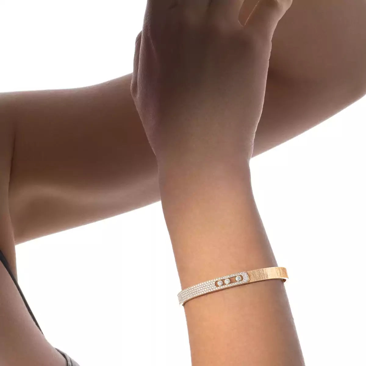 [OAK JURI]Move Noa Ciselé half pavé bangle