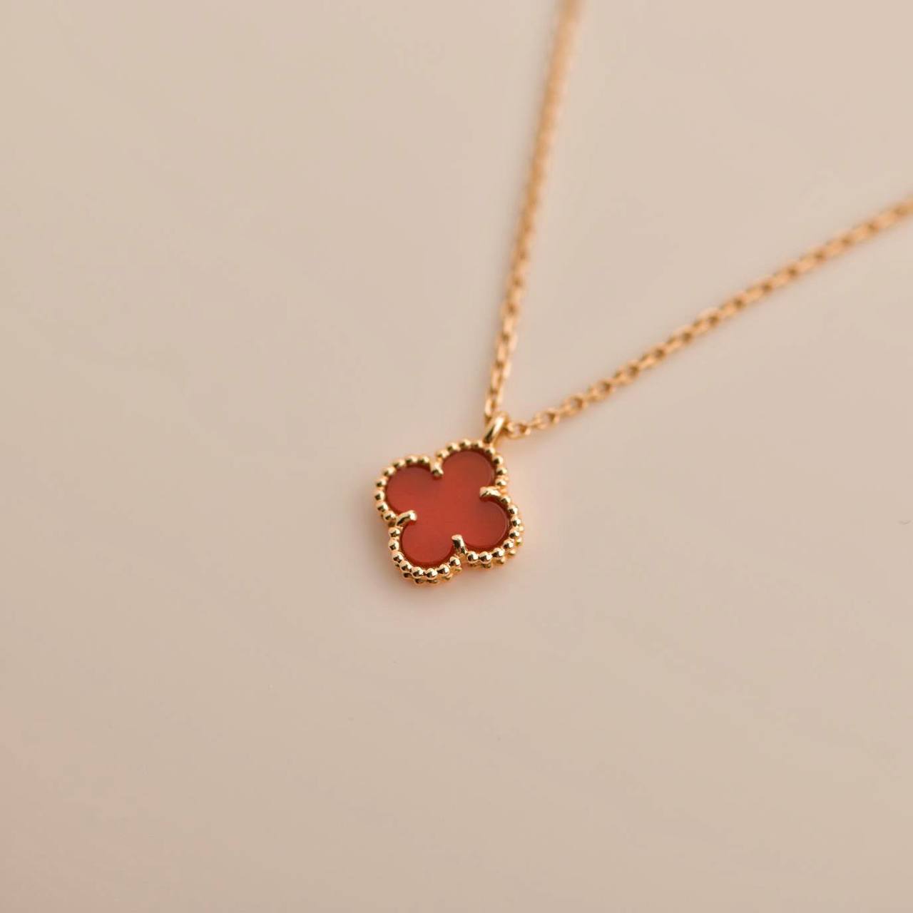 [OAK JURI]CLOVER MINI 9.5MM WHITE CARNELIANS NECKLACE