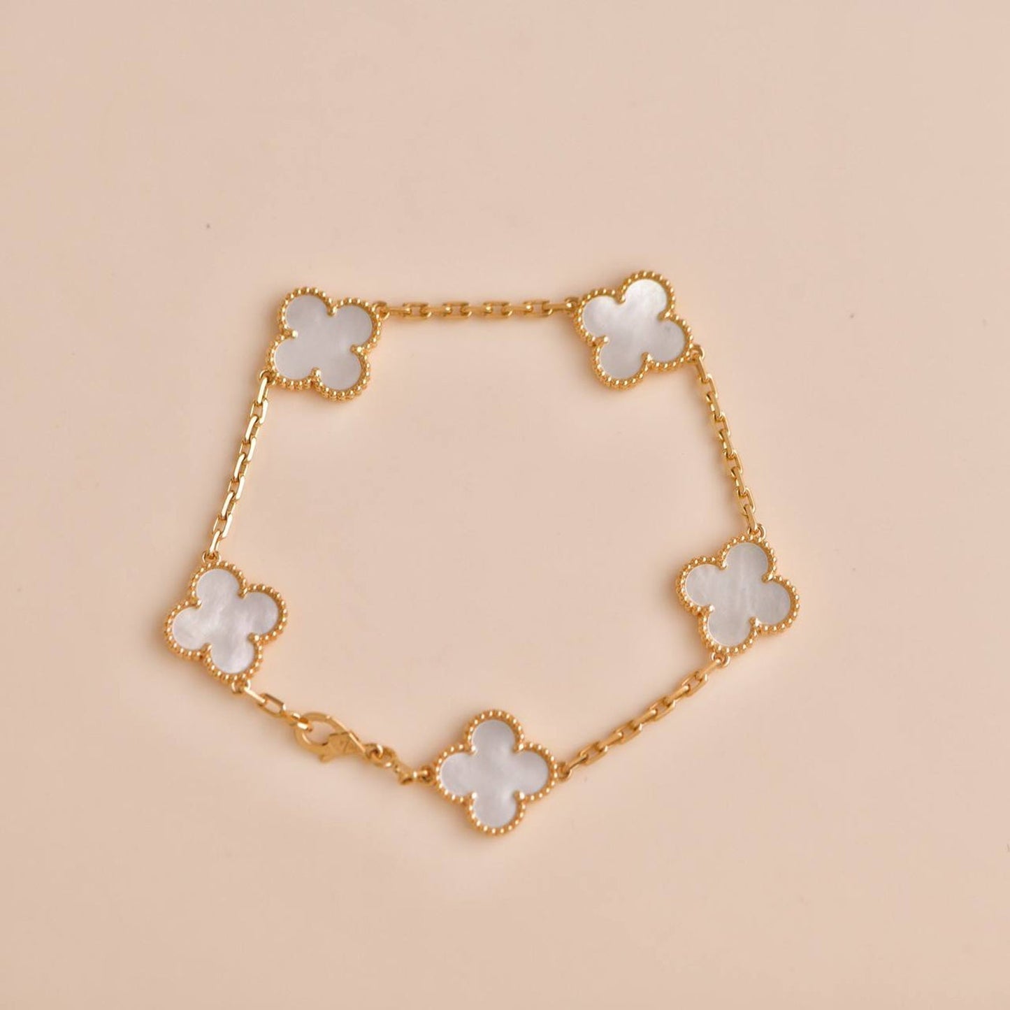 [OAK JURI]CLOVER  5 MOTIF WHITE MOP BRACELET