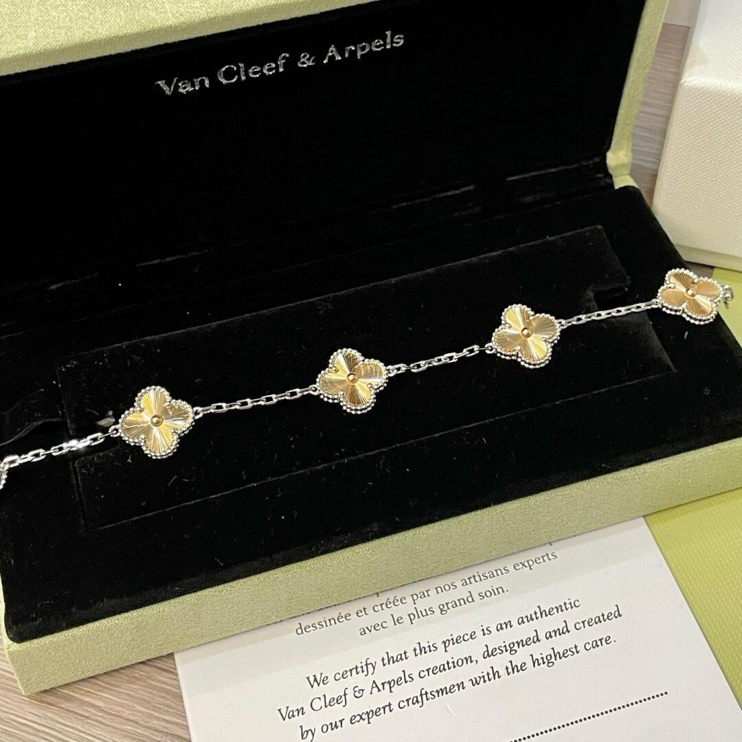 [OAK JURI]CLOVER  5 MOTIFS  CHRISTMAS LIMITED EDITION BRACELET