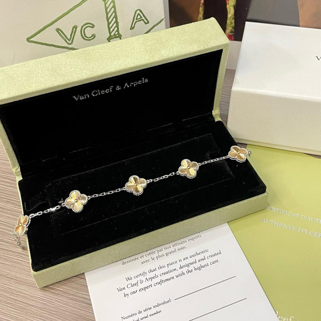[OAK JURI]CLOVER  5 MOTIFS  CHRISTMAS LIMITED EDITION BRACELET