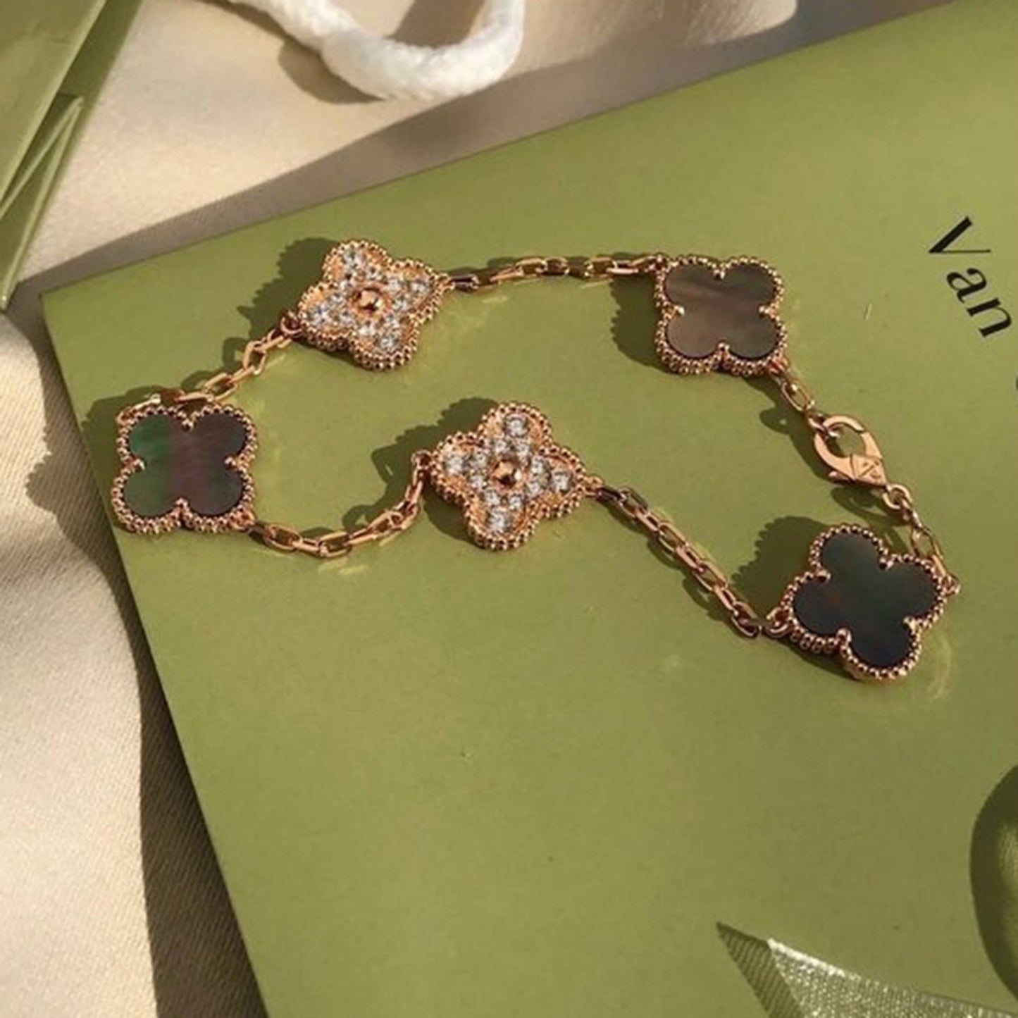 [OAK JURI]CLOVER 5 MOTIF GRAY MOP DIAMOND BRACELET
