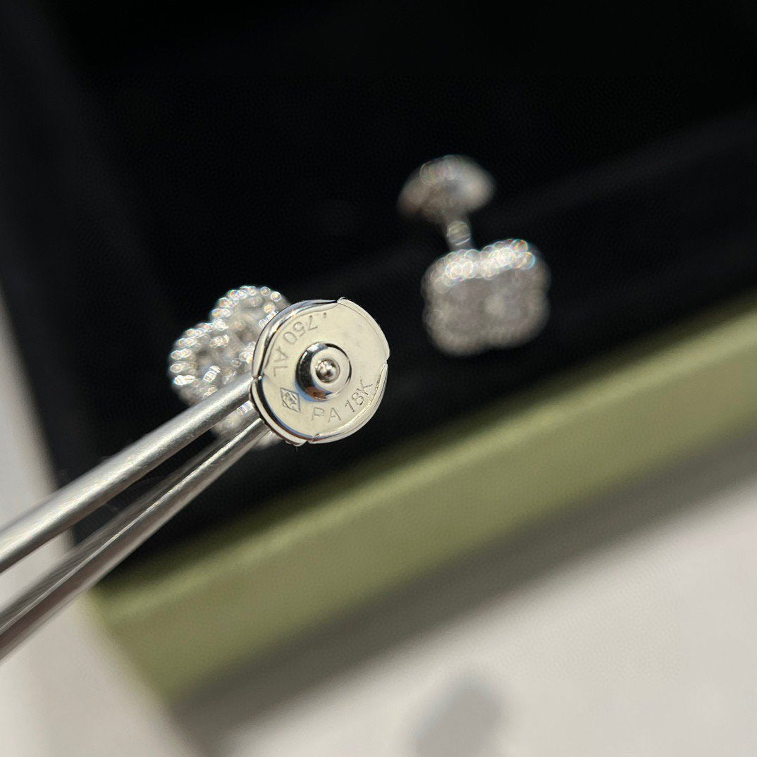 [OAK JURI]CLOVER MINI DIAMOND STUD EARRINGS