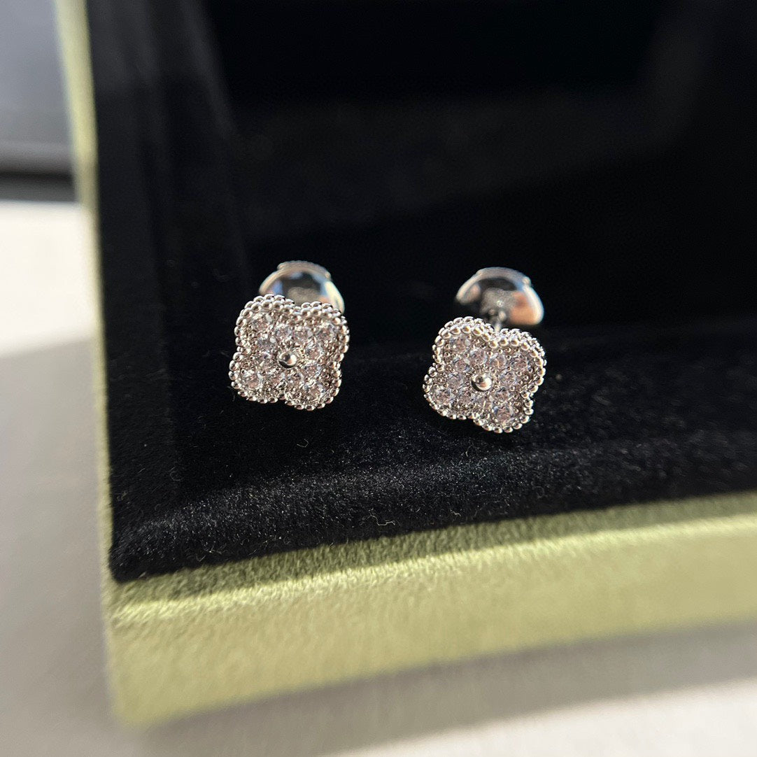 [OAK JURI]CLOVER MINI DIAMOND STUD EARRINGS