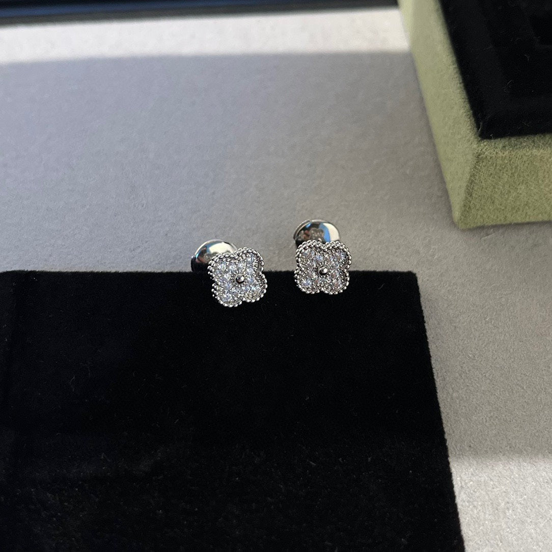 [OAK JURI]CLOVER MINI DIAMOND STUD EARRINGS