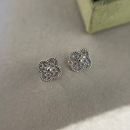 [OAK JURI]CLOVER MINI DIAMOND STUD EARRINGS