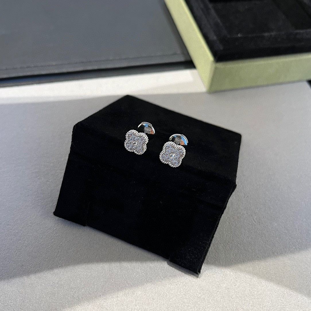 [OAK JURI]CLOVER MINI DIAMOND STUD EARRINGS